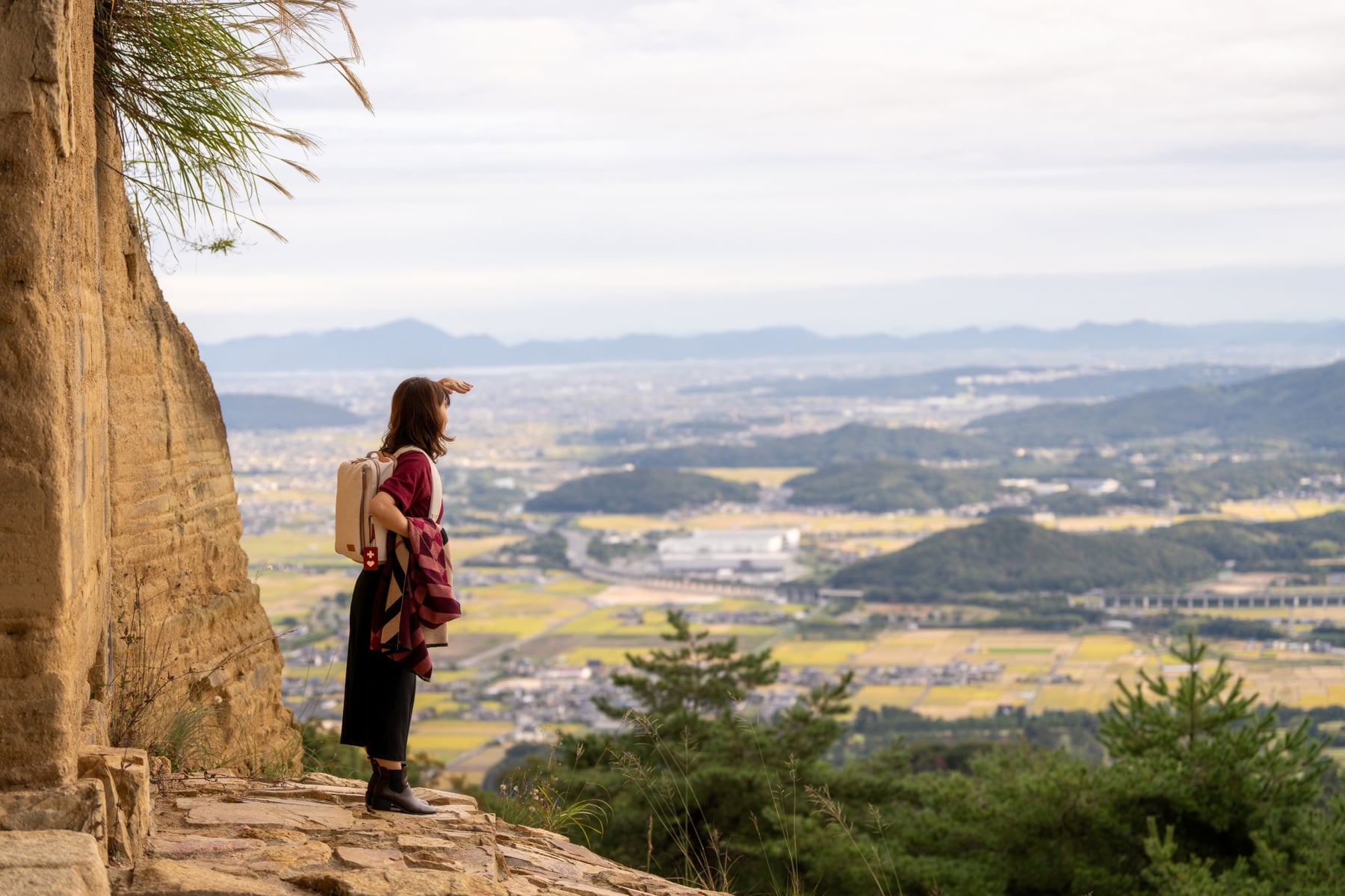 鬼城山から景色を眺める女性